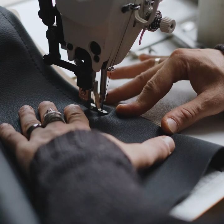 Sinkar Fabrics atölyesinde dikiş makinesinde çalışan usta