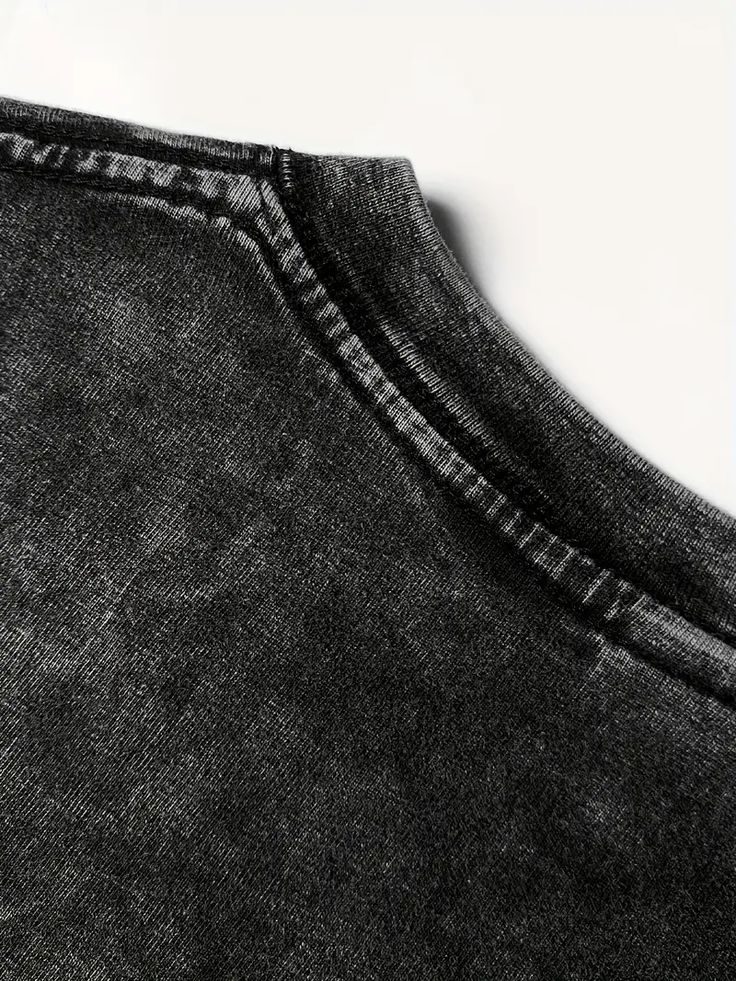Yıkamalı siyah sweatshirt yaka detayı
