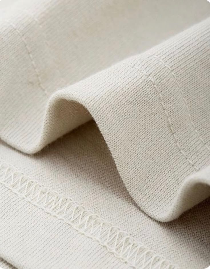 Krem fleece kumaşın katlanmış hâli ve reçme detayı