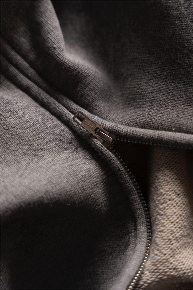 Sweatshirt fermuar ve dikiş detayı